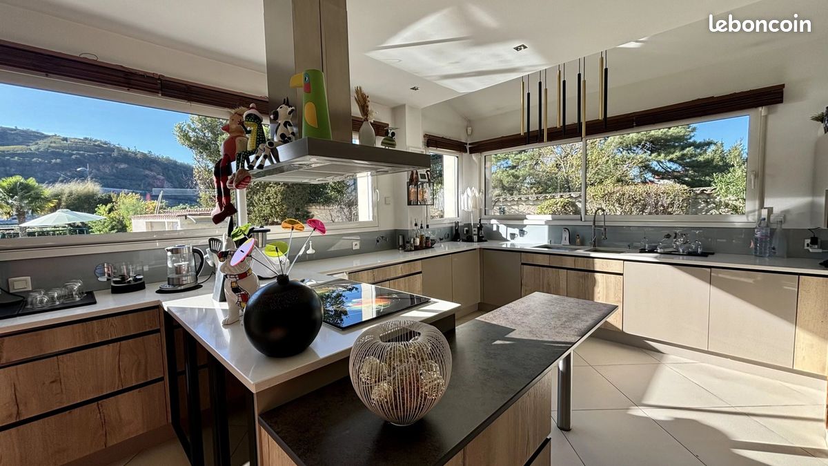 Maison 7 pièces 331 m² · à Sablons · 331 m² · 980 000 €