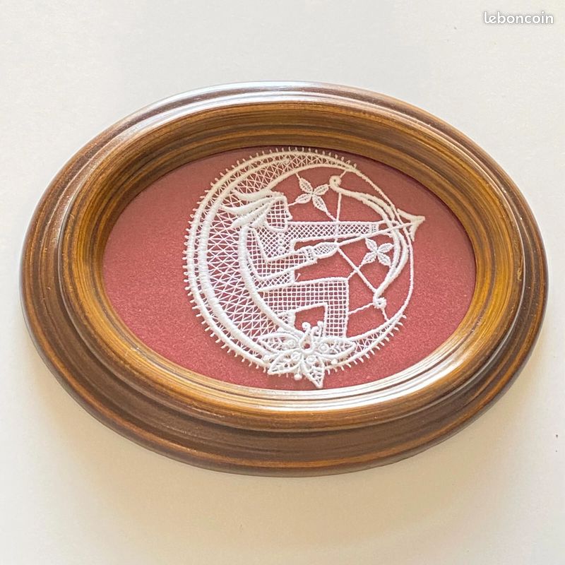 Dentelle Fuseaux Bruges Motif Personnage et Lune - Sous Verre Médaillon - Ancien (image 4)