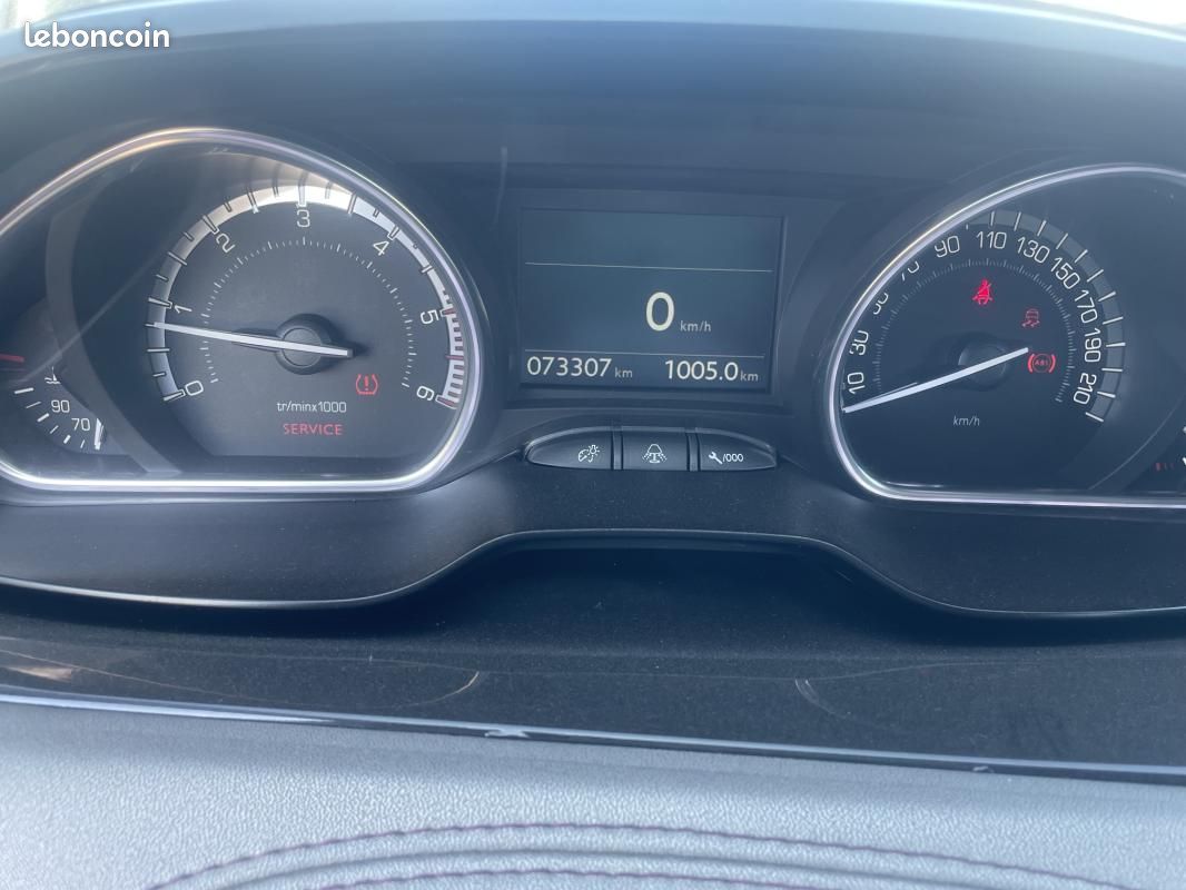Peugeot 208 SERIE LIMITEE XY (image 10)