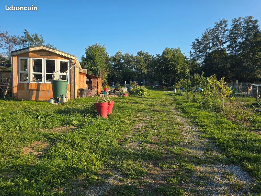 Terrain 6500 m2 VIABILISE. Clôturé Allier.03 · à Désertines · 98 000 €