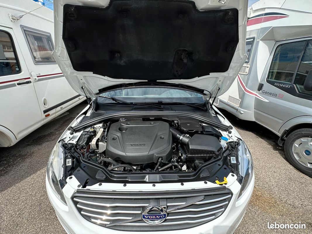 Volvo XC 60 2.0 D4 190cv Momentum AWD 4 pneus 4 saisons neufs disques et plaquettes AV neuves cuir caméra GPS Carnet d'entretien (image 9)