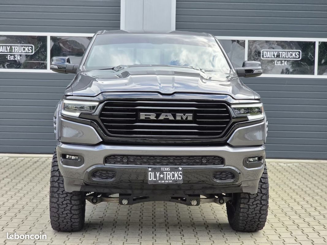 Dodge RAM 1500 Big Horn Night Edition 5.7 HEMI eTorque 401 ch 4x4 – Lift 9” – Uconnect 12” – 35” (image 2)