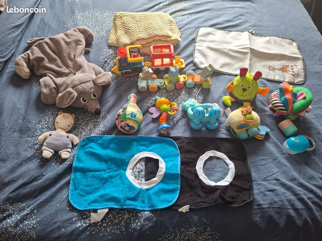 Lot de hochets, jouets pour bébé et accessoires de puériculture (image 1)