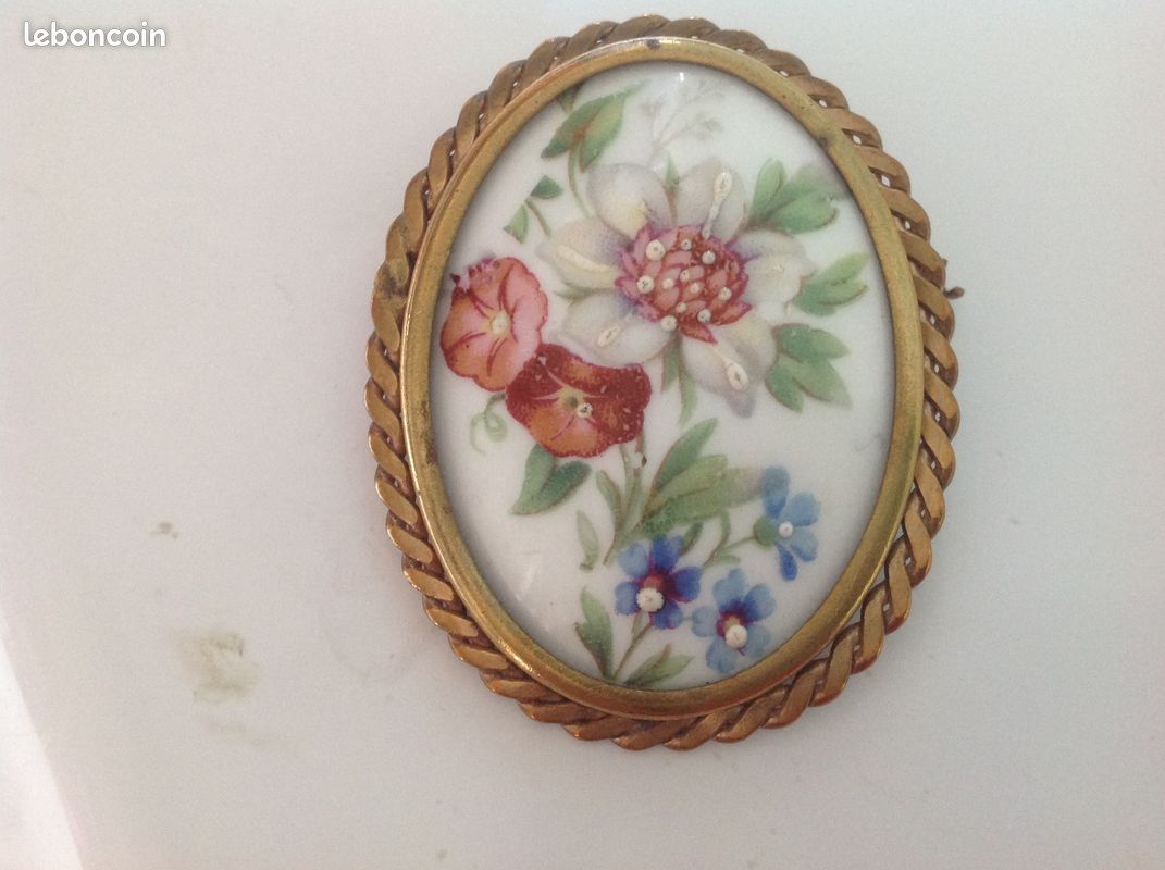 Limoges broche porcelaine dame au chapeau et son prétendant