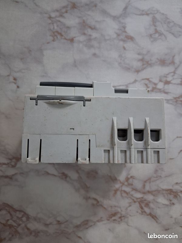 Disjoncteur différenciel Legrand D16 (image 2)