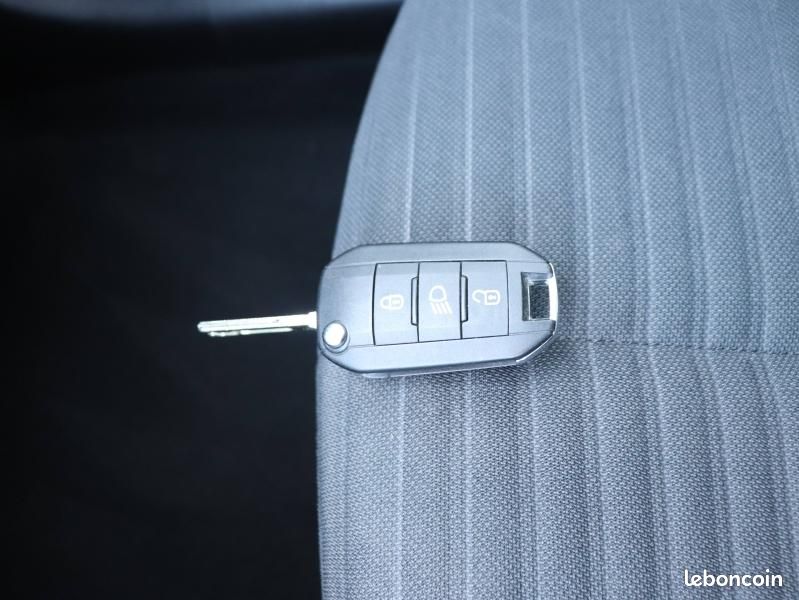 Peugeot 208 1.2 PureTech 100ch S&S Style (image 15)