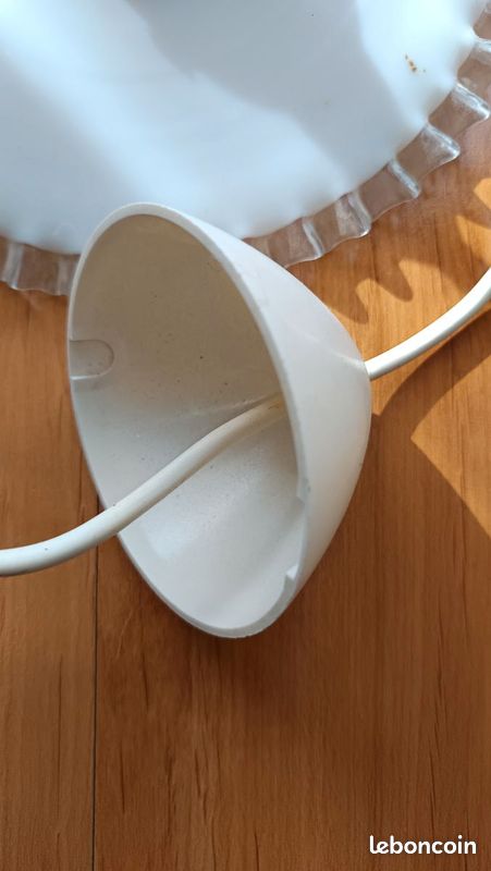 Lampe suspension blanche opaline design vintage abat-jour plissé bon état (image 2)