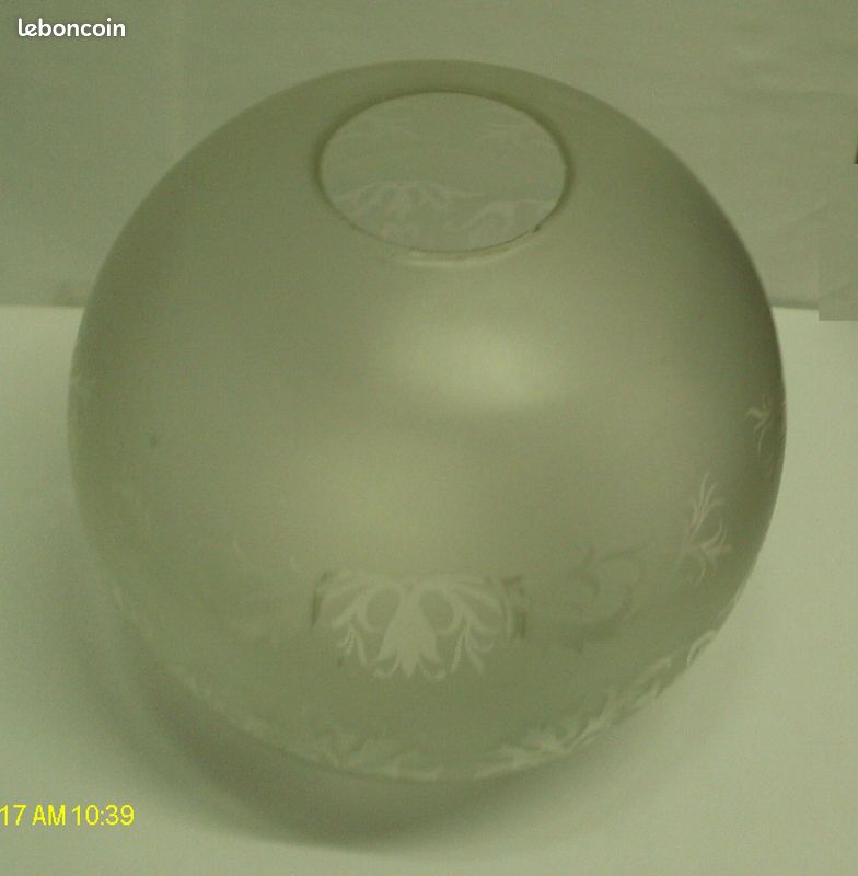 Lampe à pétrole en Opaline blanche à décor fleuri (image 3)