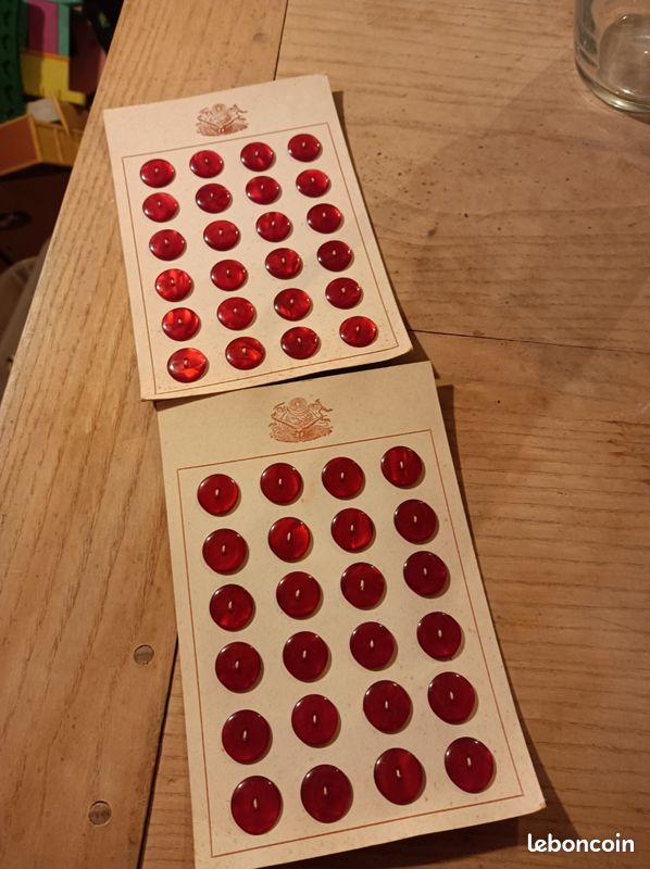 Ancienne Plaquette à Boutons Rouge Vintage - Occasion - Pour Couture Ou Décoration