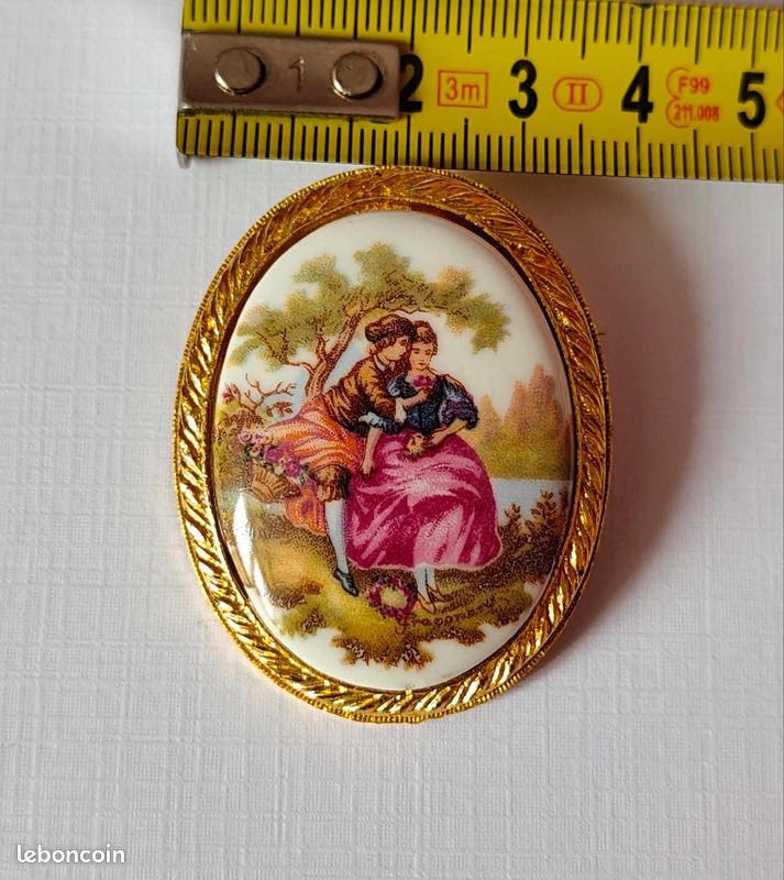 Belle Broche Ancienne En Porcelaine De Limoges Scène Galante Style Fragonard - Bijou Vintage Occasion