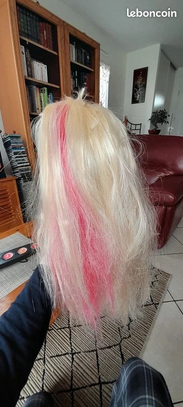 Perruque Barbie blonde mèche rose (image 2)