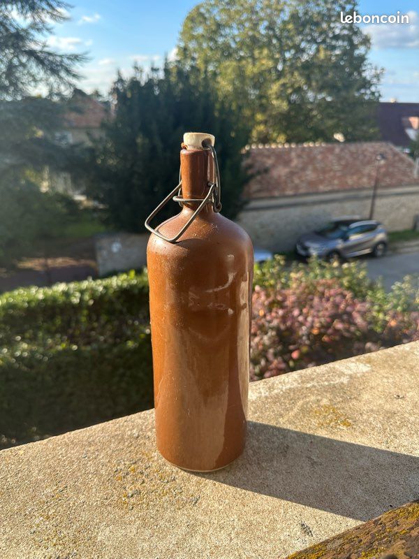 Bouteille en cĂ©ramique vintage đ¶ (image 1)