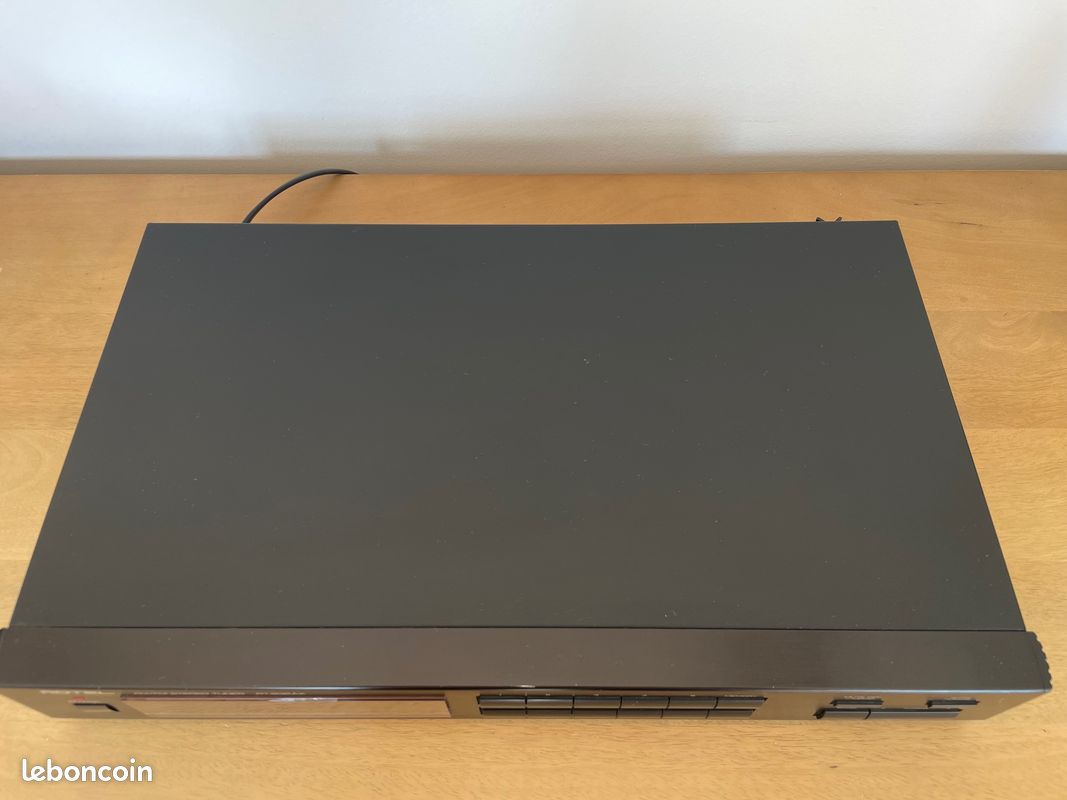 Rotel RT-935AX Tuner Stéréo AM/FM