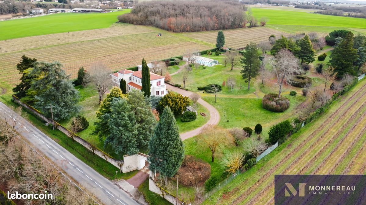 Maison 9 pièces 375 m² · à Roullet-Saint-Estèphe · 375 m² · 785 000 €