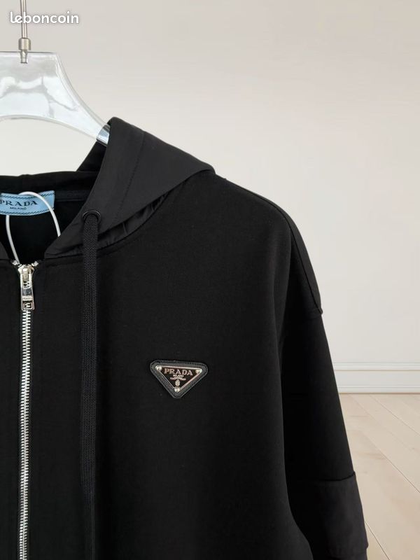 Sweat à capuche Prada noir pour homme, détails contrastés, manche logo (image 4)