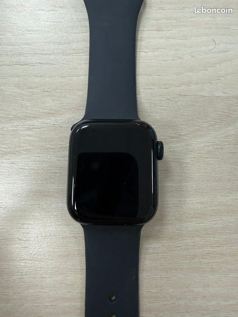 Montre connectée Apple Watch SE noire (image 1)