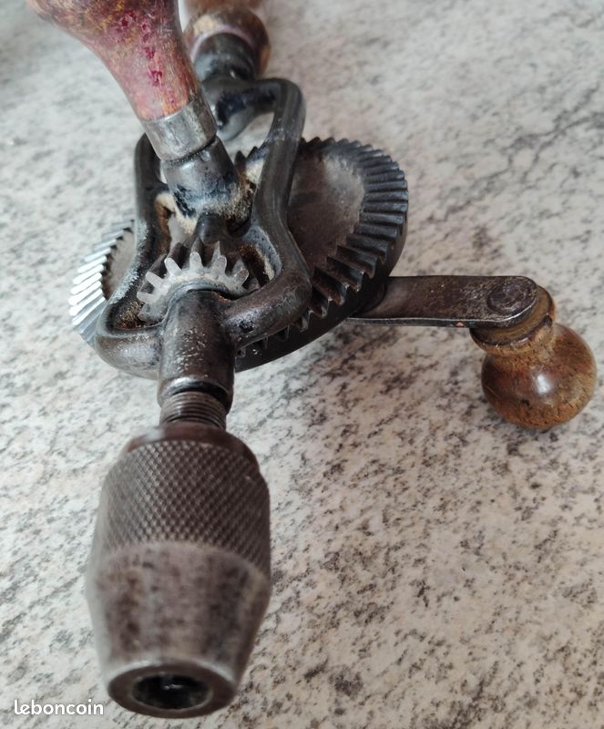 Ancienne Chignole à Main Avec Flèche - Outil Vintage - Occasion