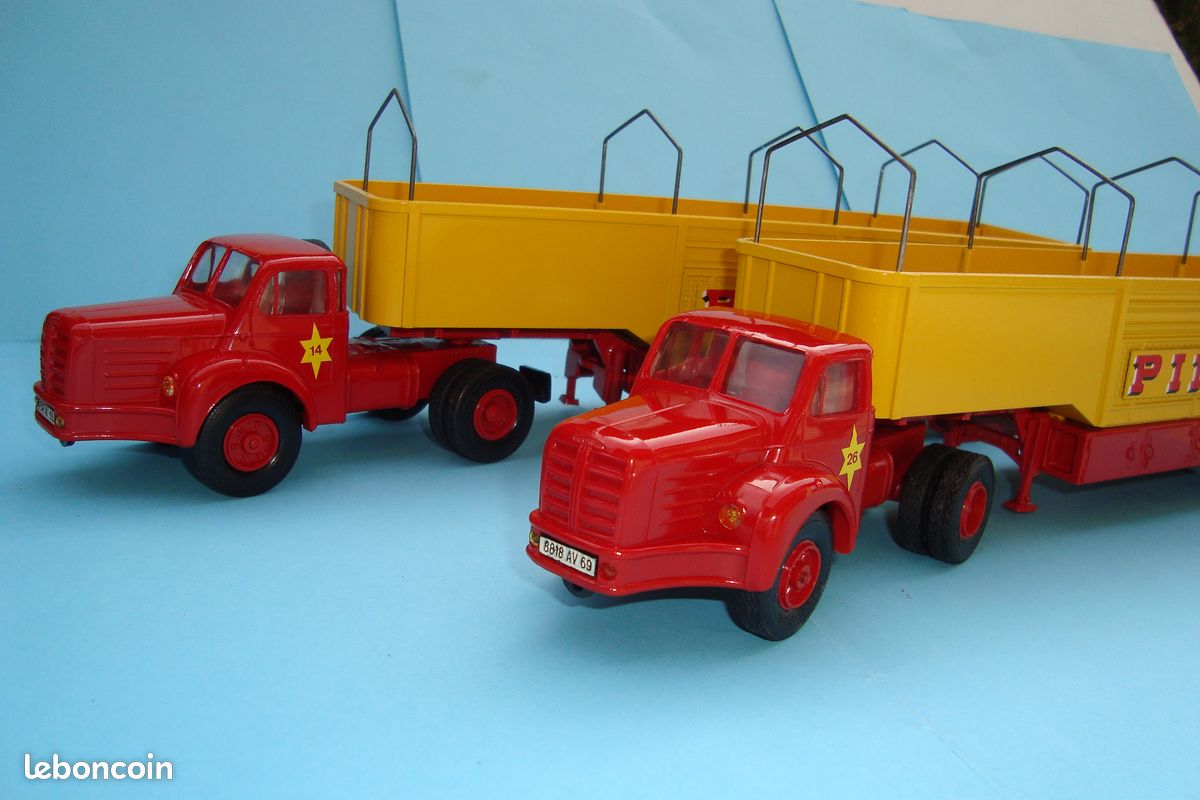 Miniature 1:43 - Tracteur Berliet Du Cirque Pinder - Avec Chevaux Sur Cabine - Pièce De Collection