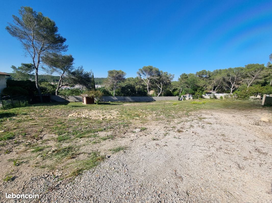 Terrain de 824m² viabilisé – Hors lotissement · à Caveirac · 185 000 €