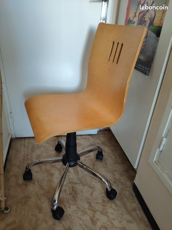 Une chaise de bureau à roulettes réglable en hauteur siège en bois pied en métal (image 1)