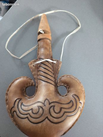 Ancienne poire à poudre faite dans une corne avec bouchon. Déco western