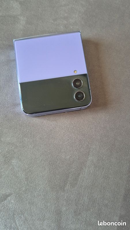 Samsung Z Flip 4 (image 1)