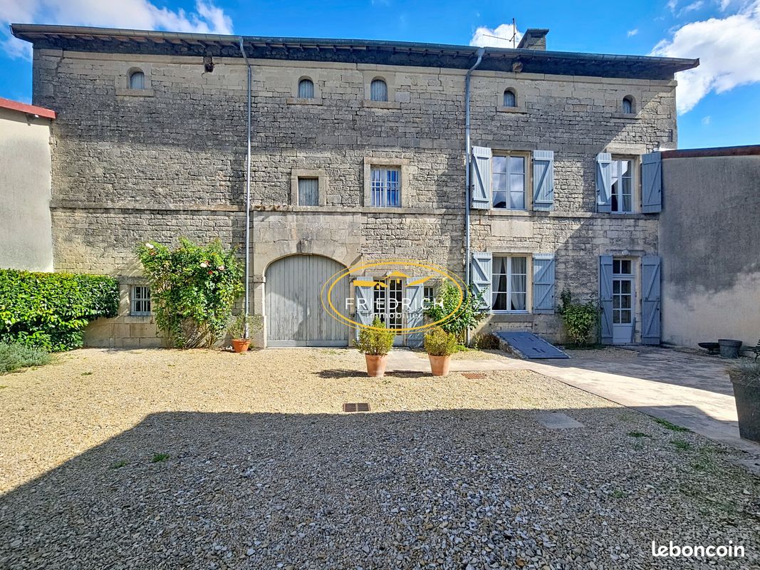 Maison 8 pièces 218 m² · à Velaines · 218 m² · 320 000 €
