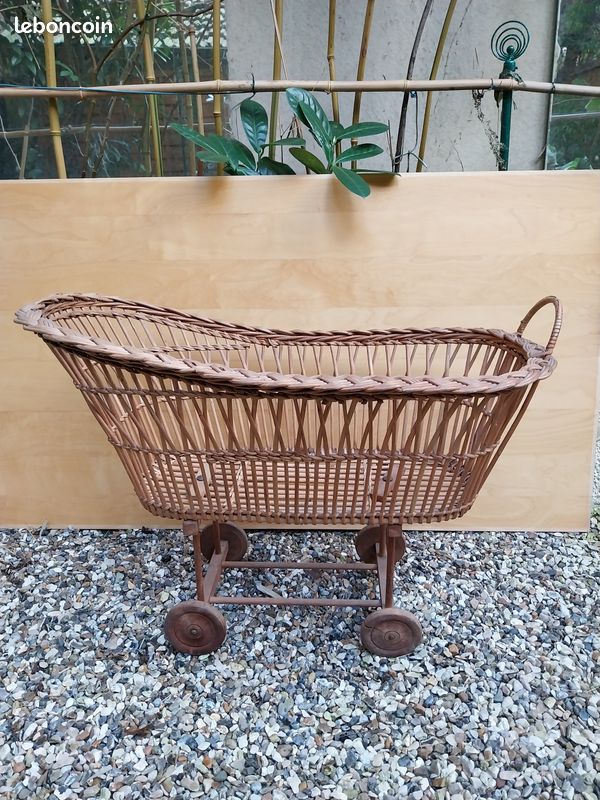 Ancien berceau pour poupée ancienne landau en osier rotin et