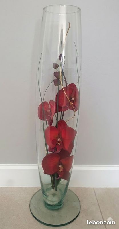 Vase décoratif cylindrique haut. 55 cm avec orchidée rouge (image 1)