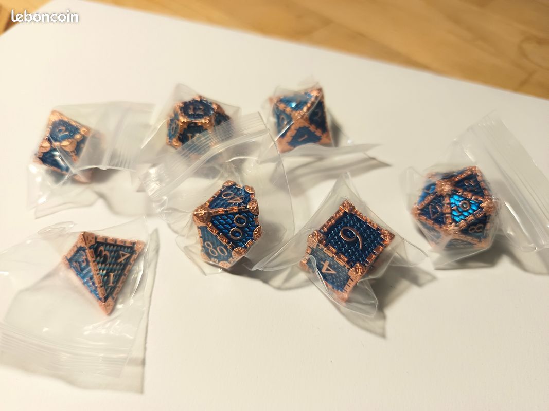 DNDND Ensemble de dés en métal, 7 pièces dés polyédriques à écailles de dragon métalliques avec pochette en velours pour Donjons et Dragons D&D (violet avec bordure argentée