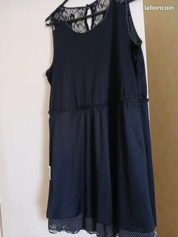 Lot 3 robes 38 (image 9)