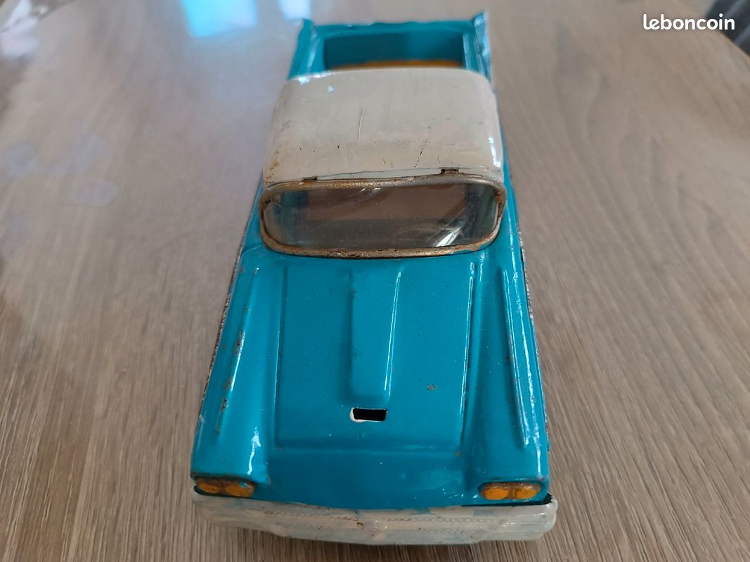 Joustra F - Voiture Futuriste Friction 1/24 - Bleu, Vitrage Opaque Noir - Bon état