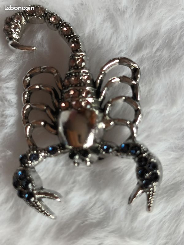 Broche scorpion argentée strass bleu (image 1)