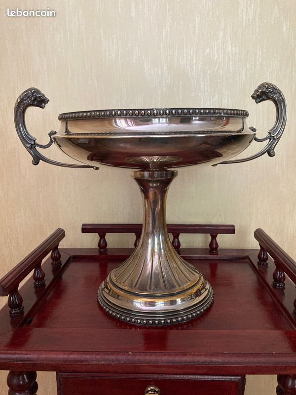 Elégante coupe en métal argenté à motifs classiques (image 1)