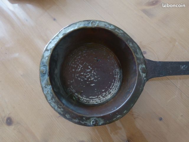 Récipient poêlon laiton très ancien avec long manche en acier et divers (image 5)