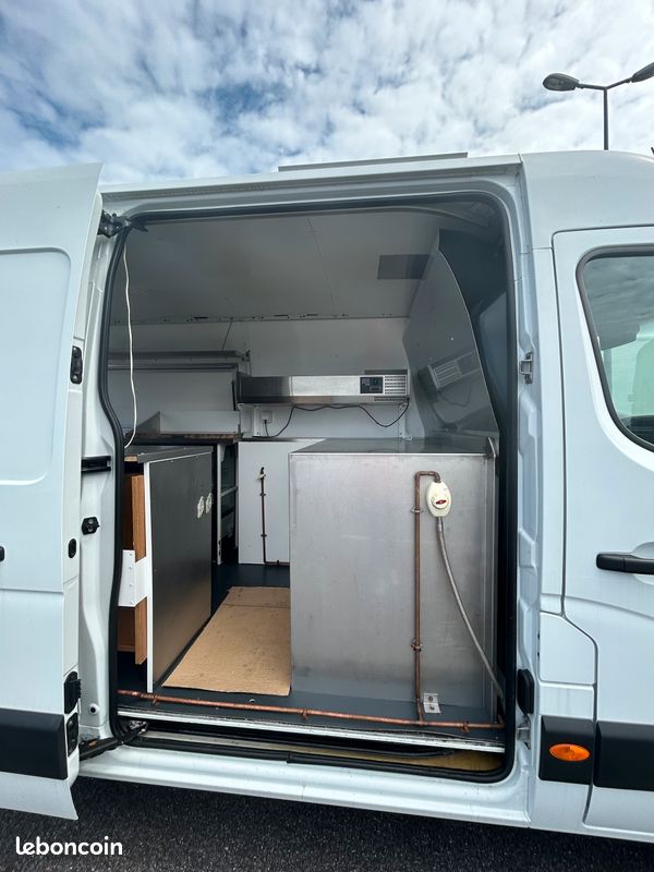 SMaster food truck 130 cv attelage 15000 kms d origine 23300 EUROS HT GARANTIE 12 MOIS (image 4)