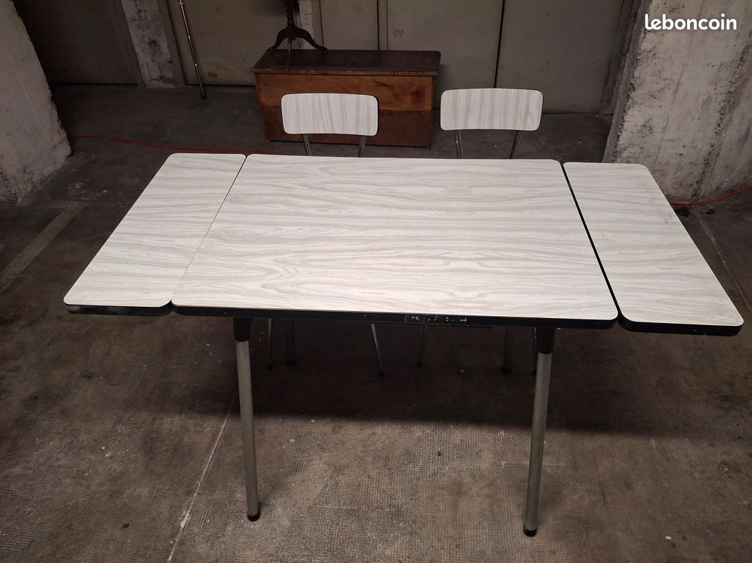 Table formica blanche + deux chaises vintage (image 2)