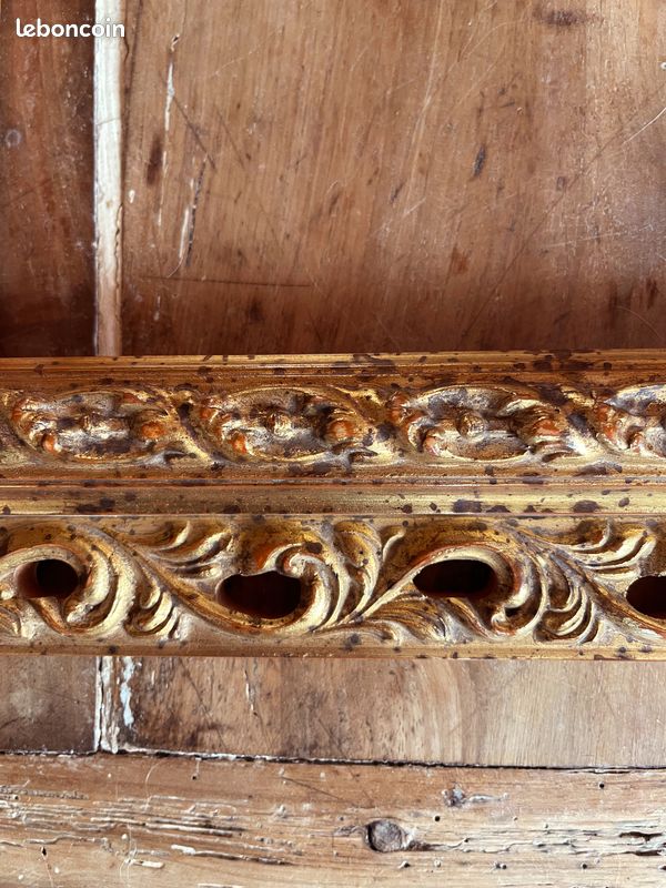 Ancien cadre fleuri vintage de style baroque italien, fleurs
