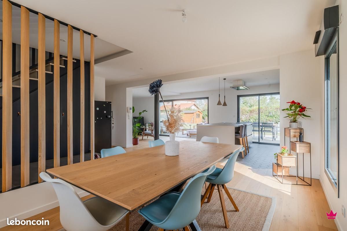 Maison 8 pièces 186 m² · à Genas · 186 m² · 699 000 €