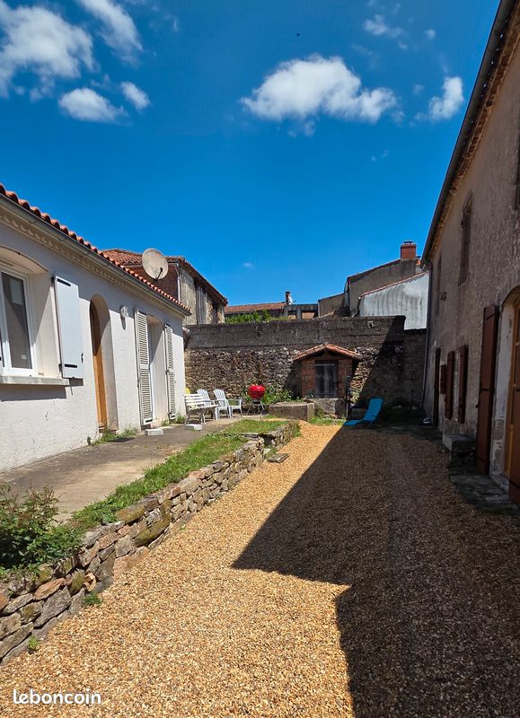 Maison 9 pièces 235 m² · à Beaulieu-sous-la-Roche · 235 m² · 330 000 €