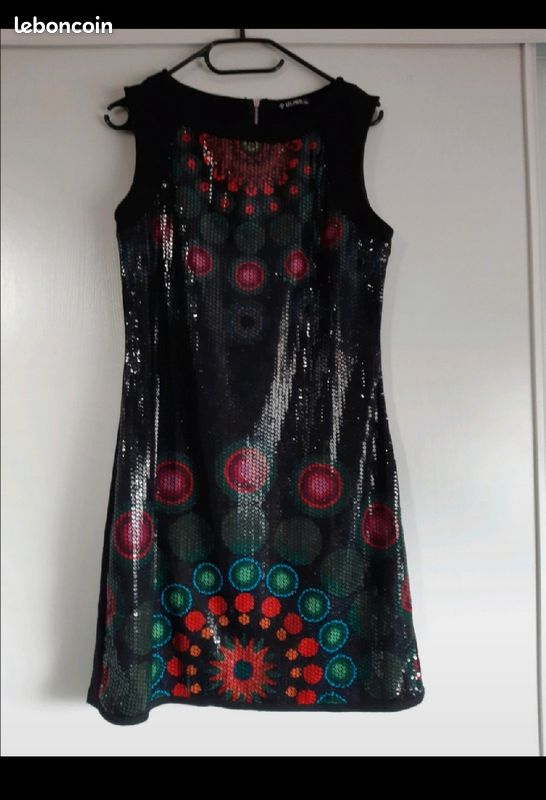 Robe droite chic à strasses colorés (image 1)