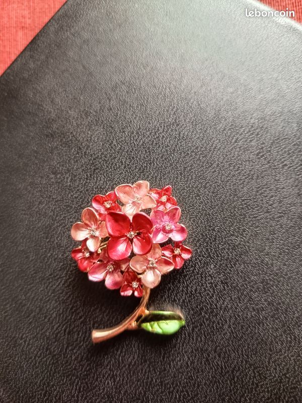 Broche Art Nouveau dorée en forme de fleurs avec perres blanches
