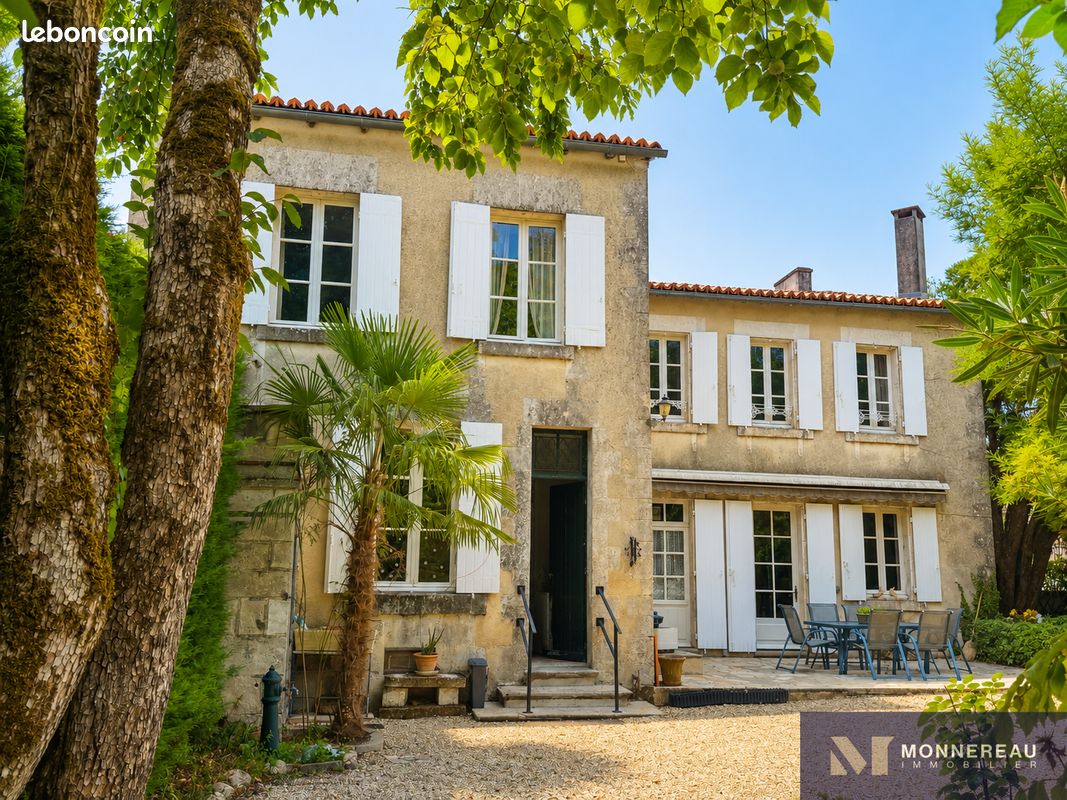 Maison 14 pièces 390 m² · à Barbezieux-Saint-Hilaire · 390 m² · 346 500 €
