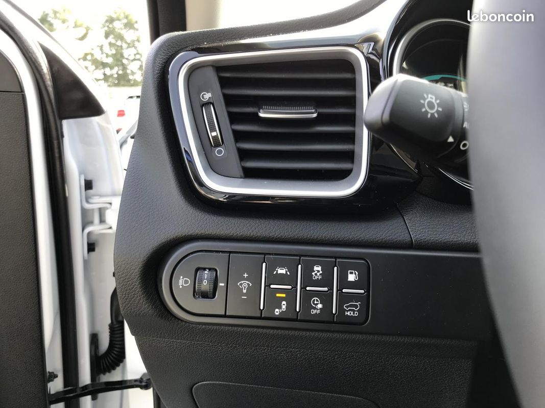 KIA CEE D XCeed Hybride rechargeable 1.6 GDI - 105 + Electric 60,5 ch - Stop&Go - BV DCT6 Premium (image 18)