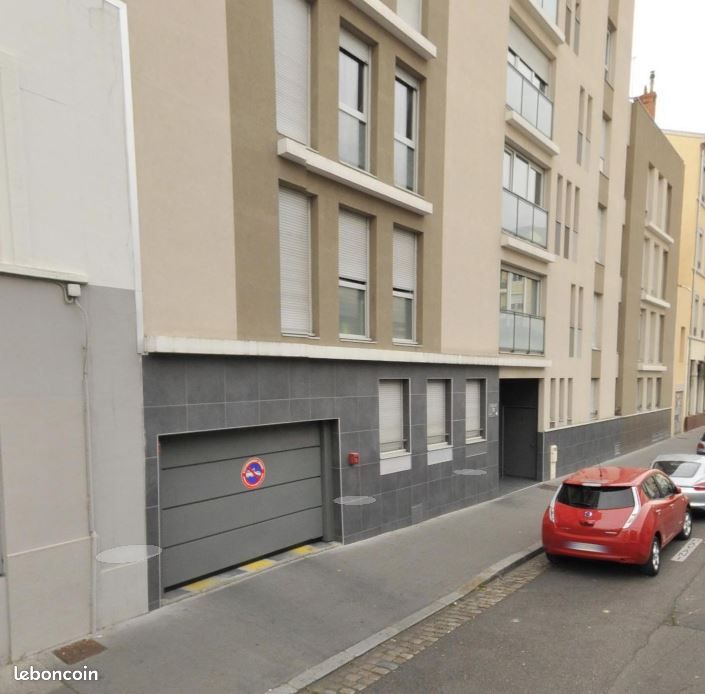 Parking/box Lyon · 110 €/mois
