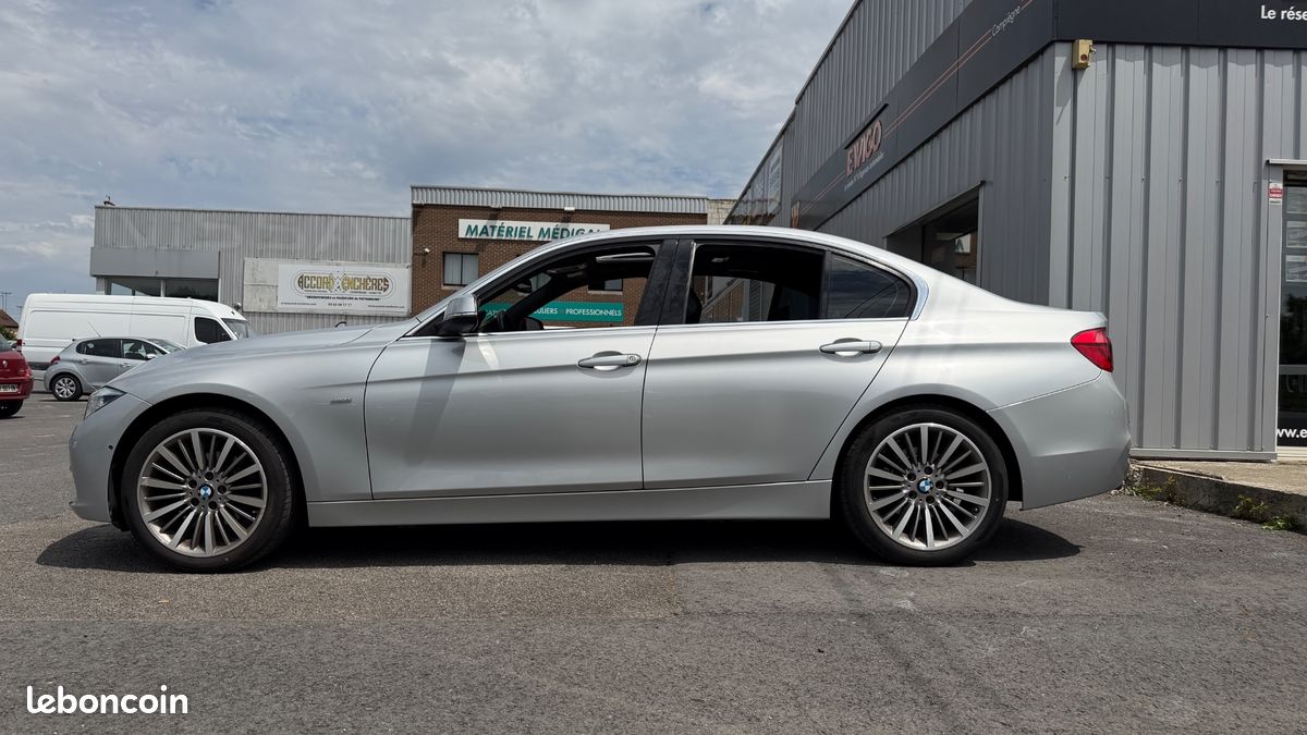BMW SÉRIE 3 318D 150 LUXURY*TOIT OUVRANT + SIEGES CHAUFFANTS ET ELECTRIQUES - CAMERA 360 - AFFICHAGE TETE HAUTe (image 3)