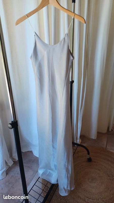 Robe longue fines bretelles tissu satiné gris argenté 36 (image 1)