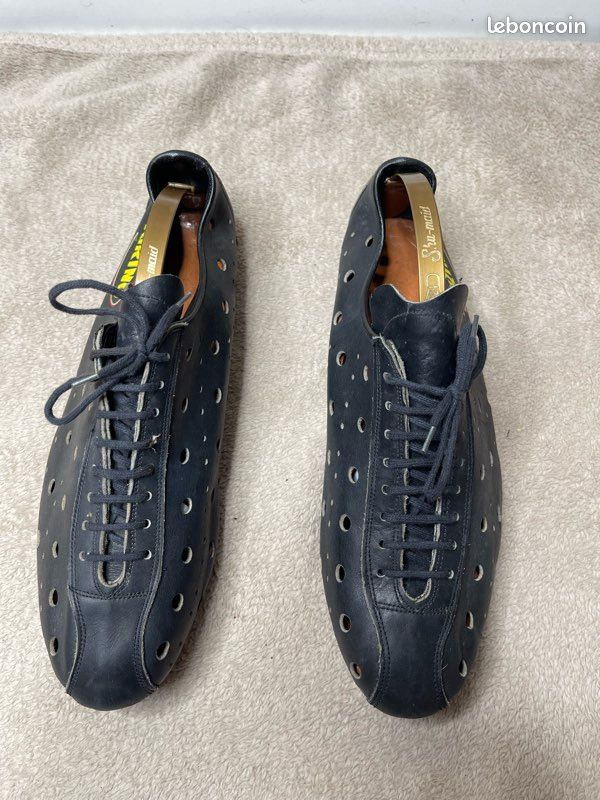 Deux Paires De Chaussures Classiques Pour Hommes, AMBIORIX, En Cuir Noir Pointures 44 Et 45