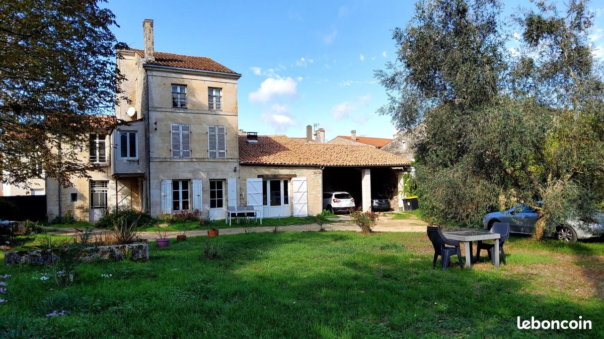 Maison 8 pièces 255 m² · à Beauvoir-sur-Niort · 255 m² · 274 000 €