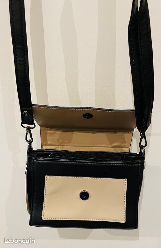 SAC À MAIN BANDOULIÈRE NOIR SIMILICUIR - Fermeture Bouton, Anse Chaîne Dorée - Neuf Sans étiquettes